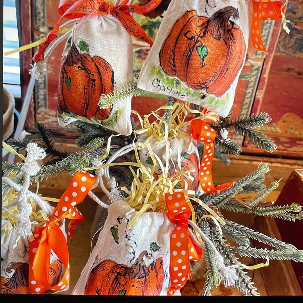 Hand crafted pumpkin treat bag - Picture 2 of 2